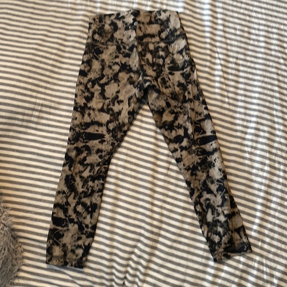 Size 8 Lululemon Wunder Train 23 inch Legging - Picture 5 of 5